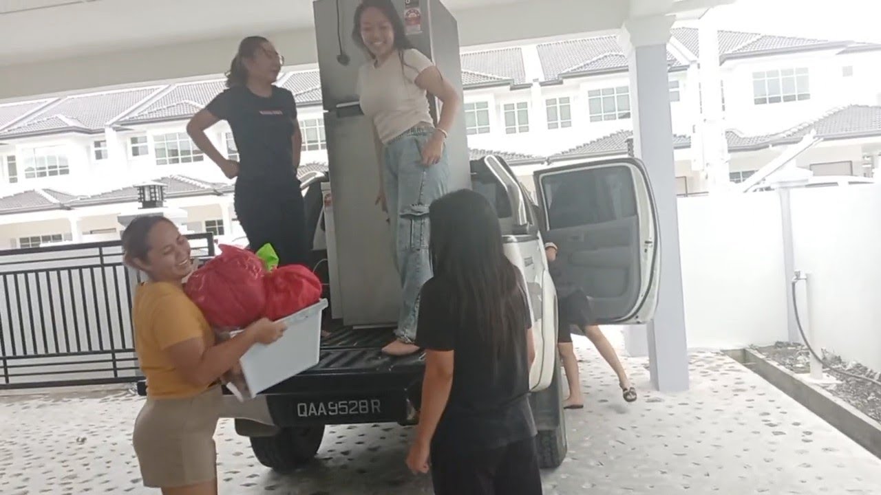 ANGKAT BARANG DARI RMH SEWA // GEMPURU KELUARGA BESAR DI RMH BARU DEXTER