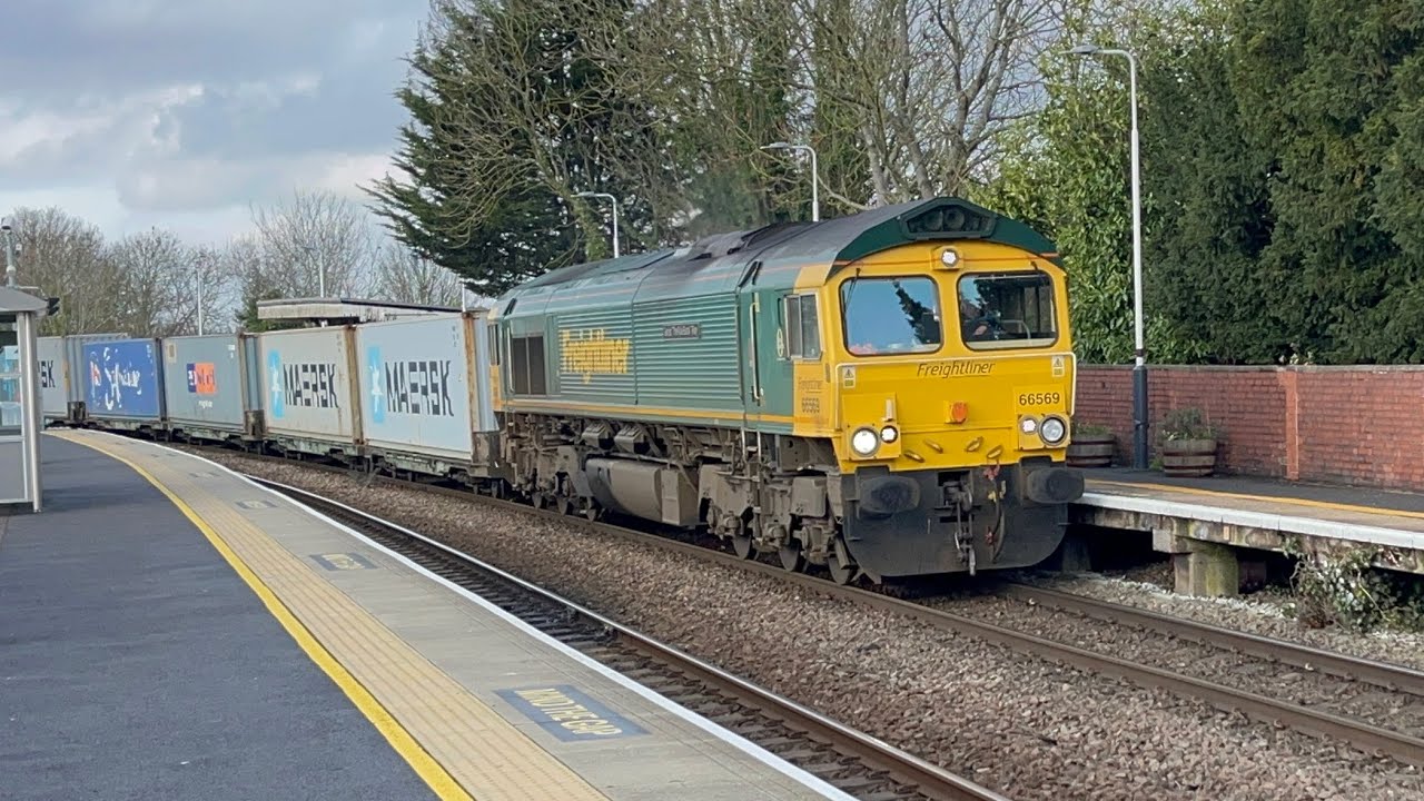 “Gerald 'The Rule Book' Riley” 66569 4L73 with 15 containers 13;33 13E Lea Road 9/2/2026