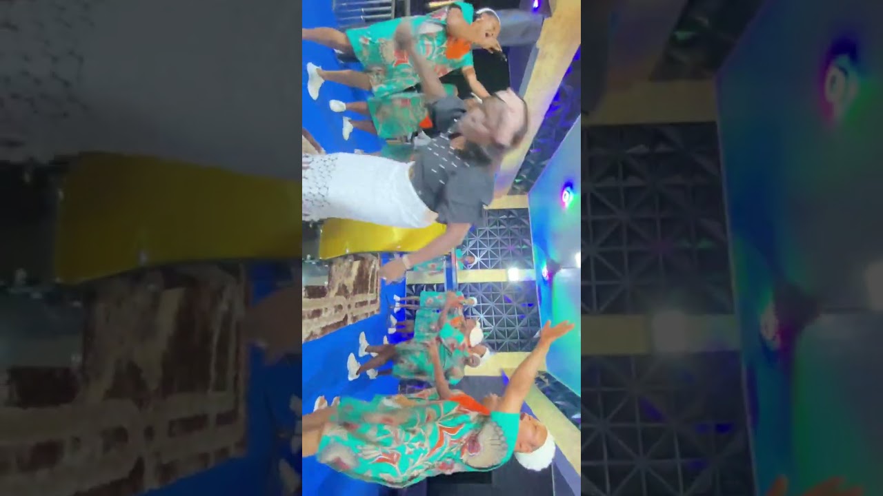 I did Ebubedike with joy overflow choir of mount Zion Pentecostal assembly. This is so overwhelming 