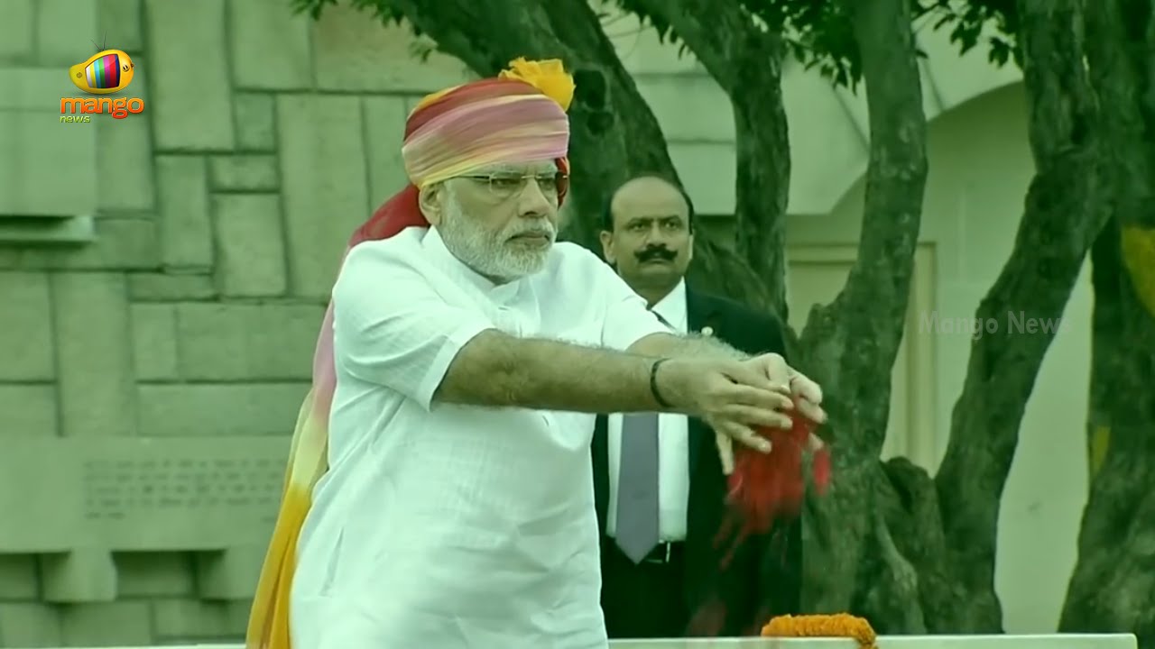 PM Modi Pays Homage At The Samadhi of Mahatma Gandhi At Rajghat On 70th Independence Day