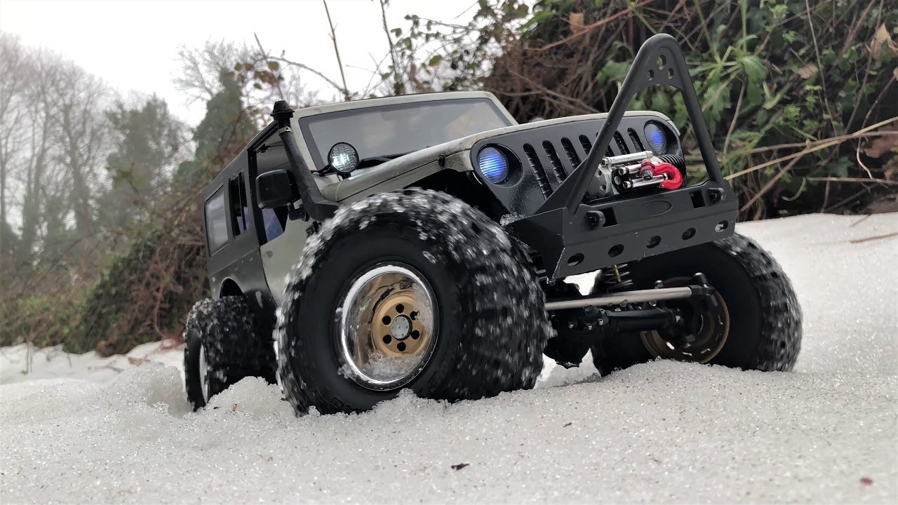 Axial RC SCX10.2 : Custom Jeep Wrangler Battling Through Snow! 