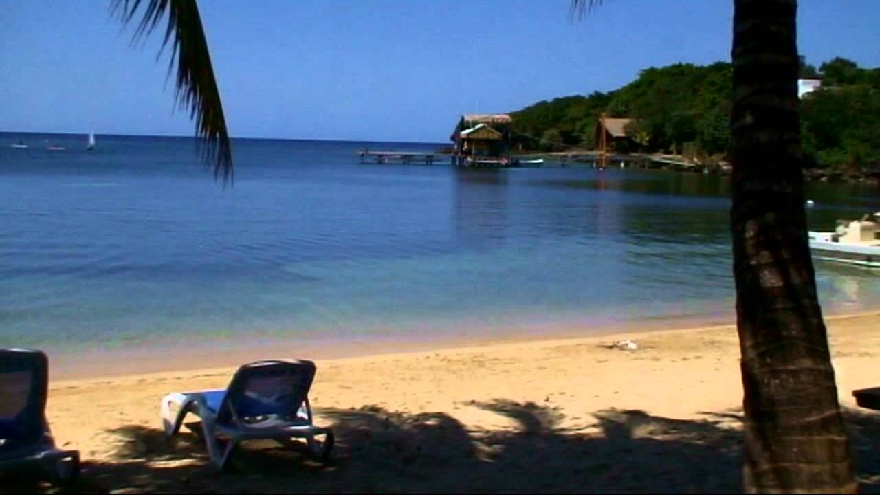 Roatan Half Moon Bay