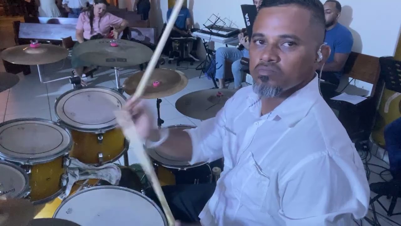 Quem é esse #drummer #mobiledrumcover #gospelmusic #musicaevagelica #drums #bateraclube #baterista 