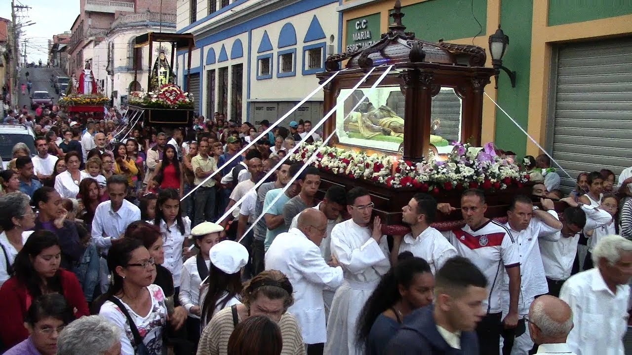La procesión del Santo Sepulcro al ritmo del Popule Meus