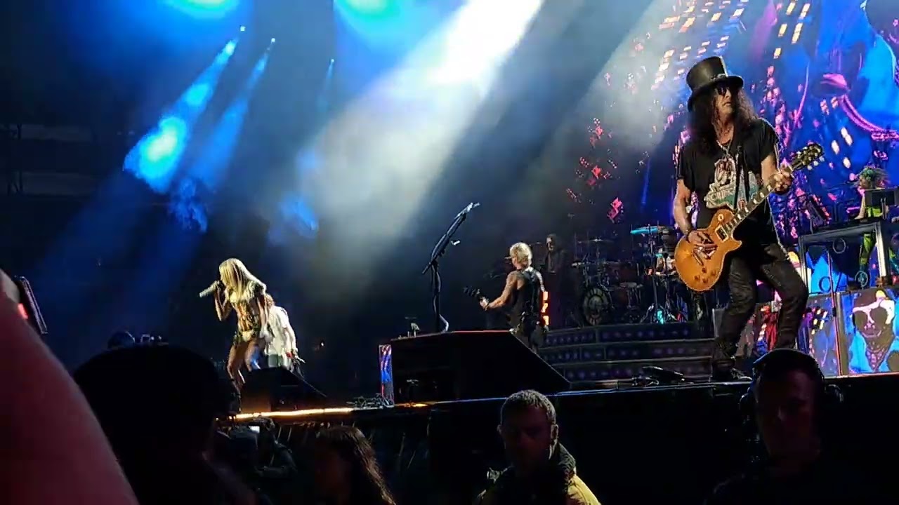 Guns N' Roses (live) - Paradise City (w/ Carrie Underwood) - Tottenham Hotspur Stadium, London 2022