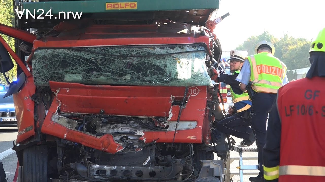 12.09.2018 - VN24 - Eingeklemmter LKW-Fahrer steigt nach Rettung selbst aus