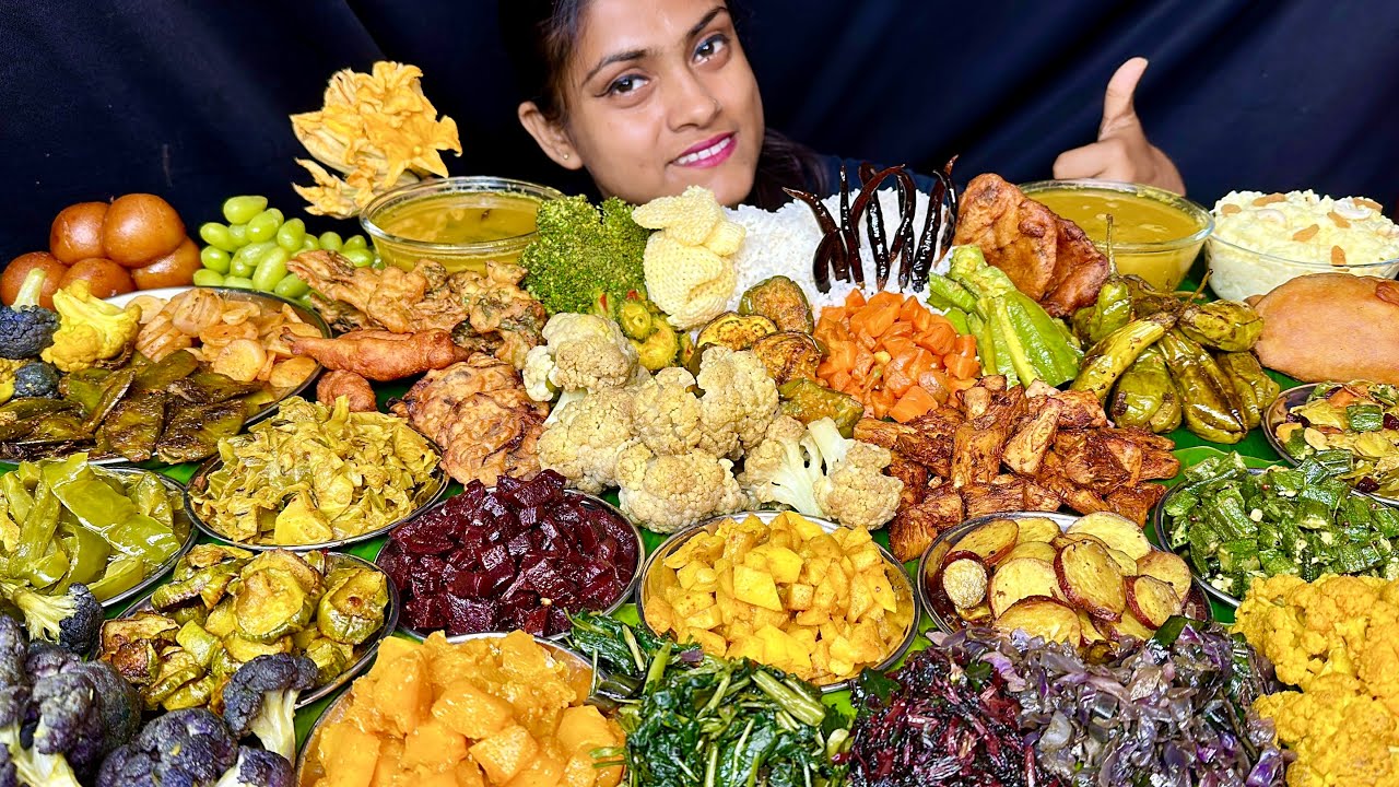 Dal Chawal Baingan Fry Bhindi Fry Aloo Fry Saag Pakoda Gobhi Fry ParwalFry Kheer Gulab Jamun Eating