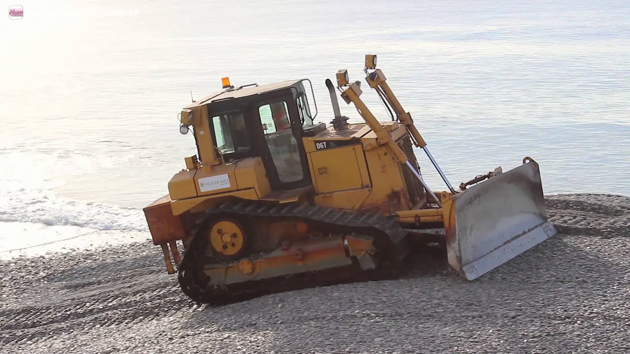 Bulldozer D6T Caterpillar on The Beach of Nice, France / Bulldozer sur la Plage de Nice