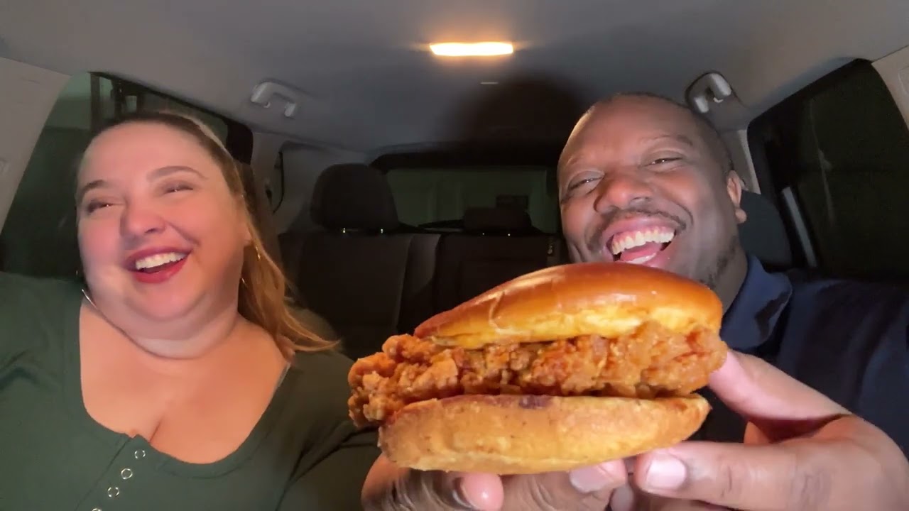 Trying POPEYE’S New PICKLE MENU! [Food Review]