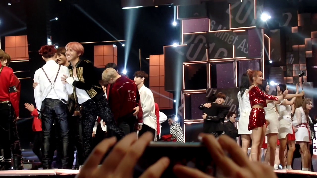 [FANCAM] MAMA ENDING BTS FOCUS  161202 - EXO&BTS INTERACTIONS 💖   STOP THE FANWARS
