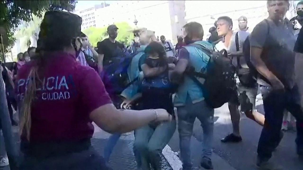 Morto Maradona, scontri e arresti davanti alla Casa Rosada a Buenos Aires