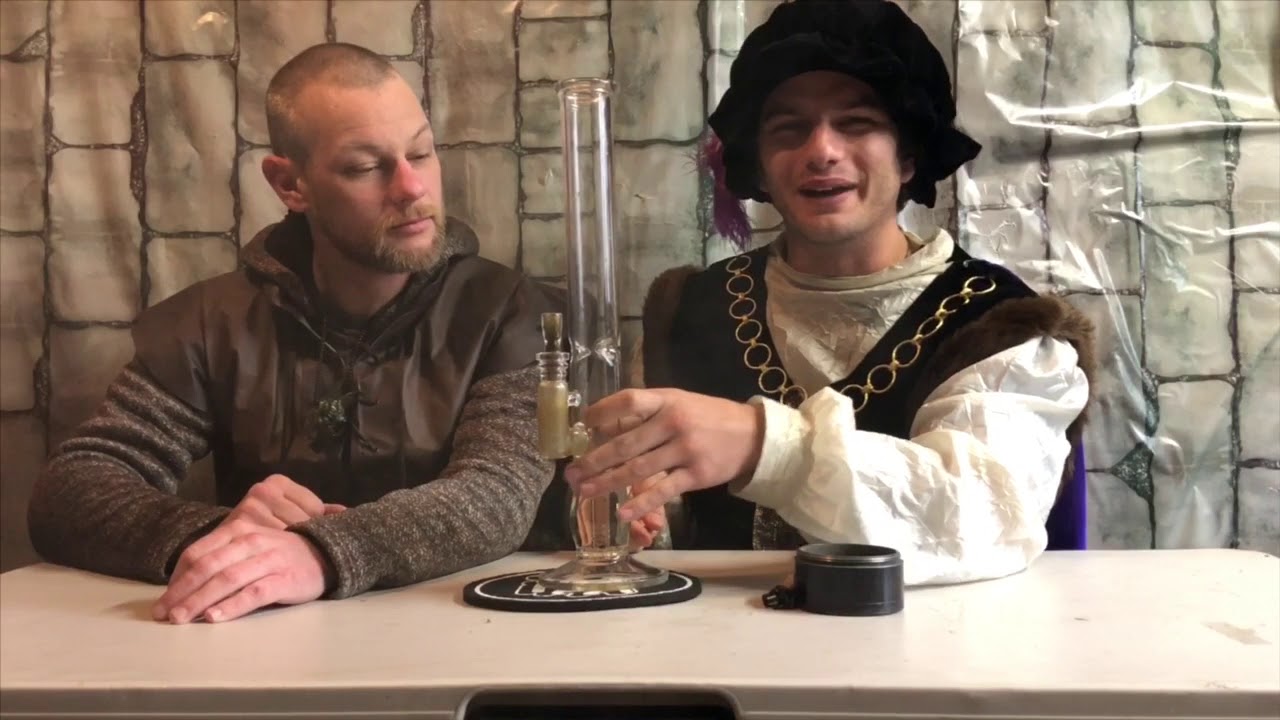 The Knights of the Stoned Table Ep 13 : Joe Itza Straight Shooter Glass Bong Review