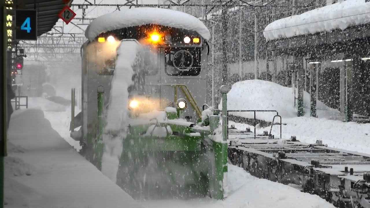 [Station Snow Removal] 大雪の長岡駅 軌道モーターカーの除雪作業と115系 2012.2.19