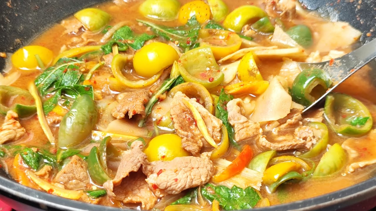 แกงหมูใส่มะเขือขื่น เป็นแกงสไตล์คล้ายๆแกงป่าแกงออกมาได้อร่อยมากเติมข้าวแบบไม่หยุดแน่นอนกับเมนูนี้