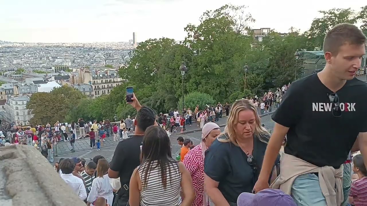 Watching Street musicians at Montmartre! Paris View - LIVE Footage
