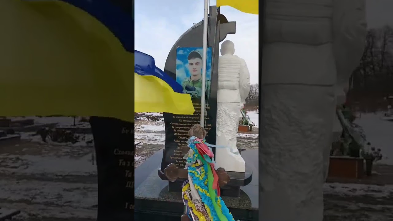 Пам'ятник військовому із скульптурою в повний зріст