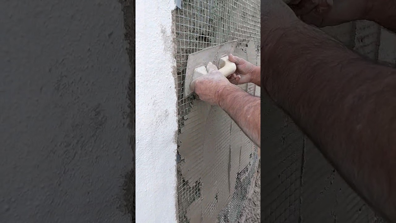 Racear con mezcla un mallazo met&aacute;lico para uni&oacute;n de una pared vieja con una nueva construcci&oacute;n