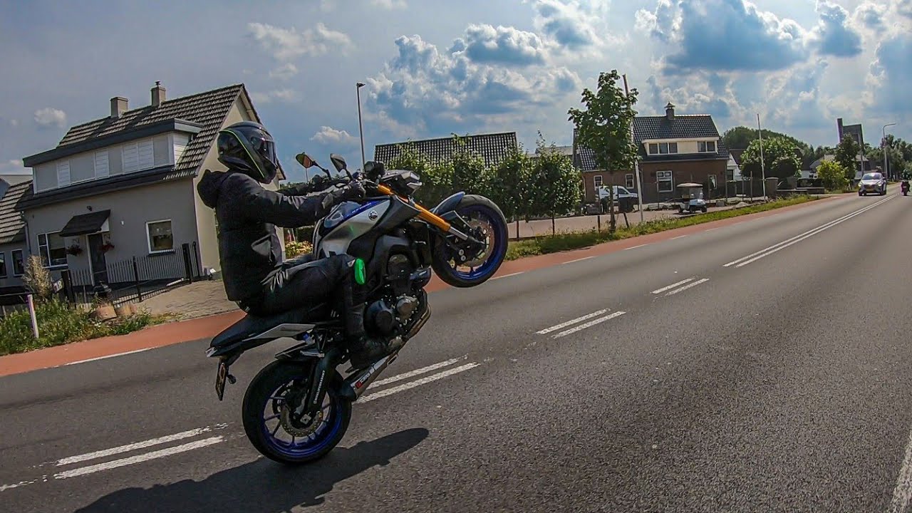 MT 09 vs KTM 1290 SDR wheelies and high speed tunnel sound | FZ09 |