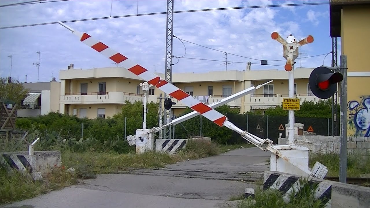 Spoorwegovergang Valenzano (I) // Railroad crossing // Passaggio a livello