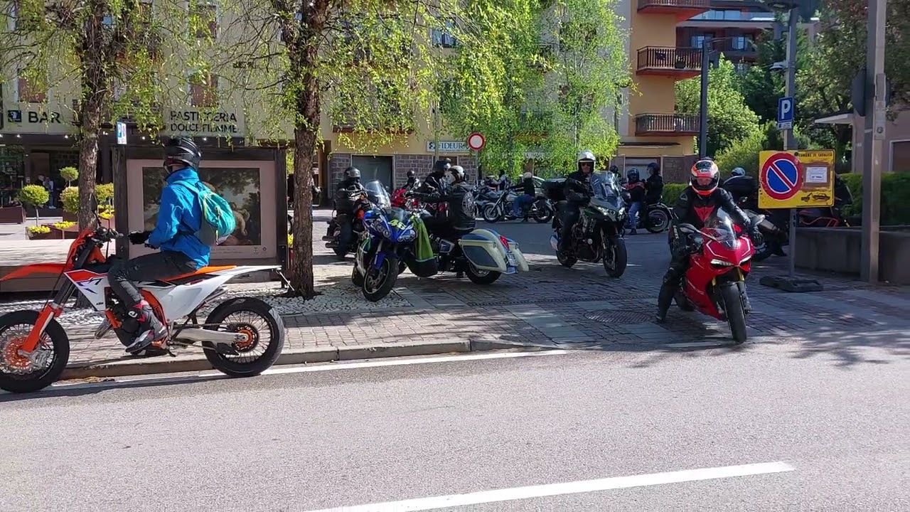 Partenza moto da Cavalese - Motoclub Valfiemme e Fassa