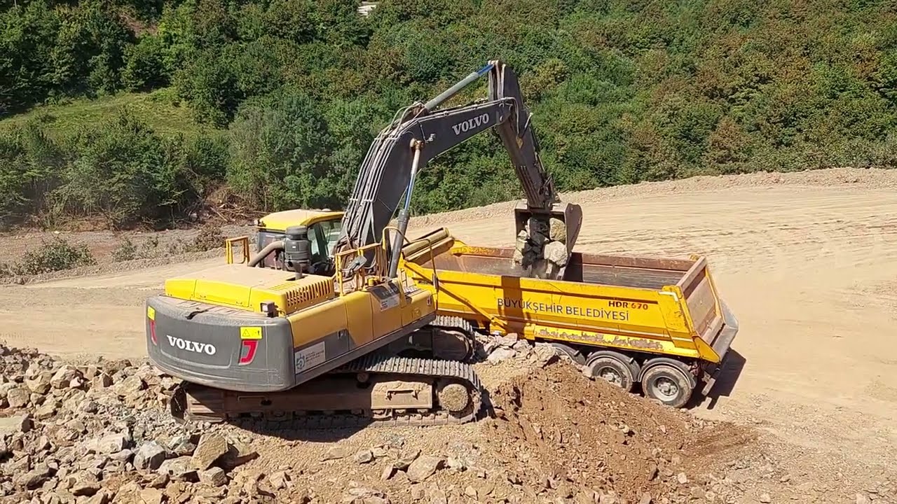 VOLVO 300 Ekskavatör Tıra Malzeme Yüklüyor