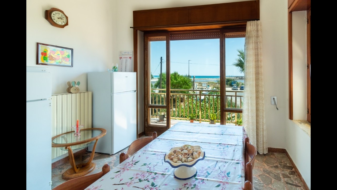 Appartamento Spiaggiati centrale e fronte spiaggia a Torre San Giovanni CV598