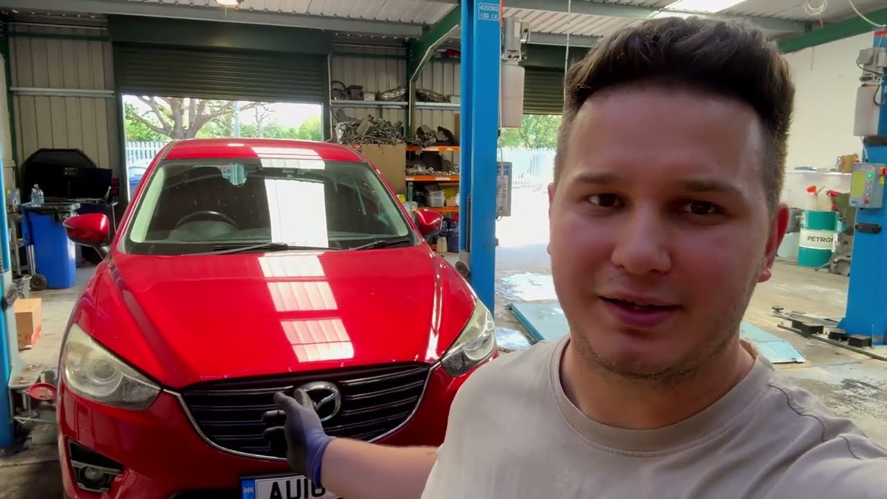 Elt&ouml;rn&eacute;m a kez&eacute;t a szerelőnek, aki ezen a Mazd&aacute;n dolgozott 1. r&eacute;sz