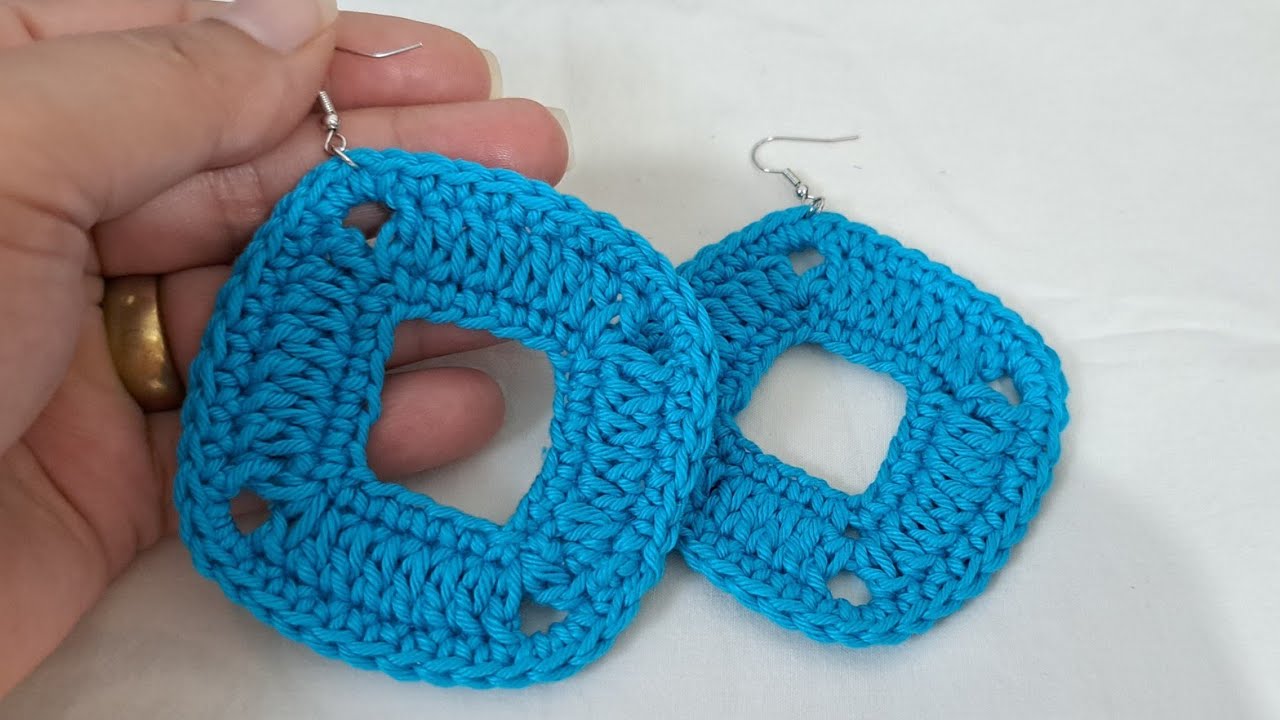 Brinco quadrado vasado de crochê