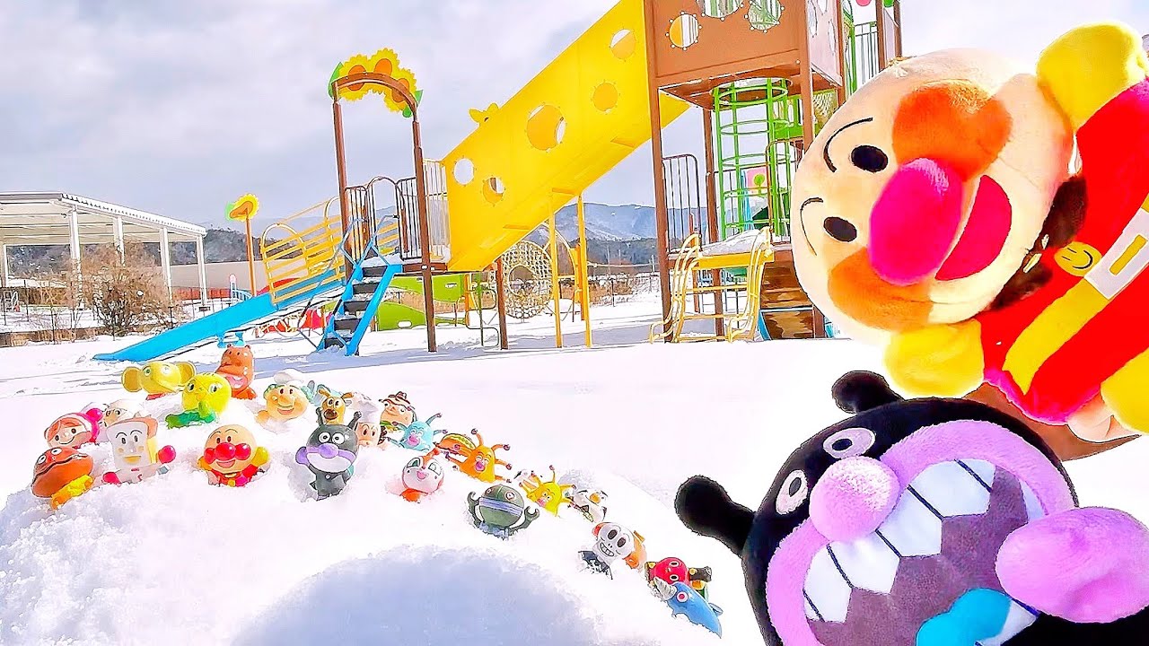 アンパンマンが公園を雪かき！雪の中の人形を探そう！