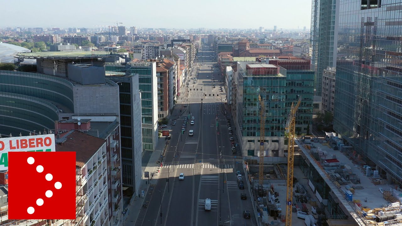 Il drone in volo su Milano: i grandi viali senza traffico