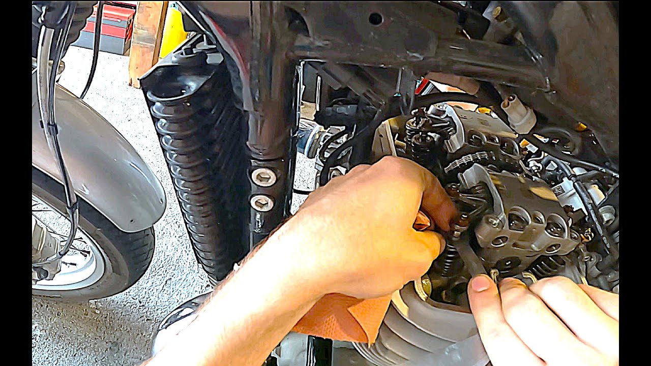 Tuto m&eacute;canique moto - R&eacute;gler le jeux aux soupapes sur Royal Enfield