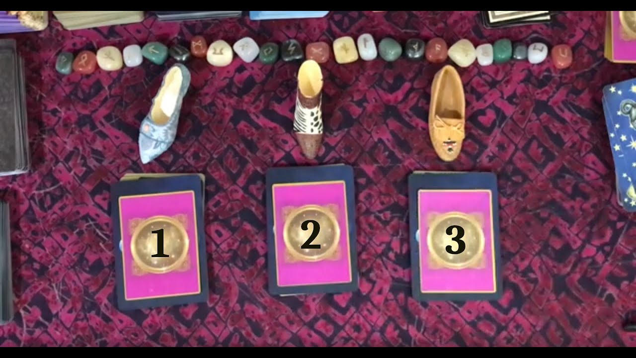 Cette personne te désire ? Une rencontre intime ? Tarot interactif intemporel Choisis une chaussure