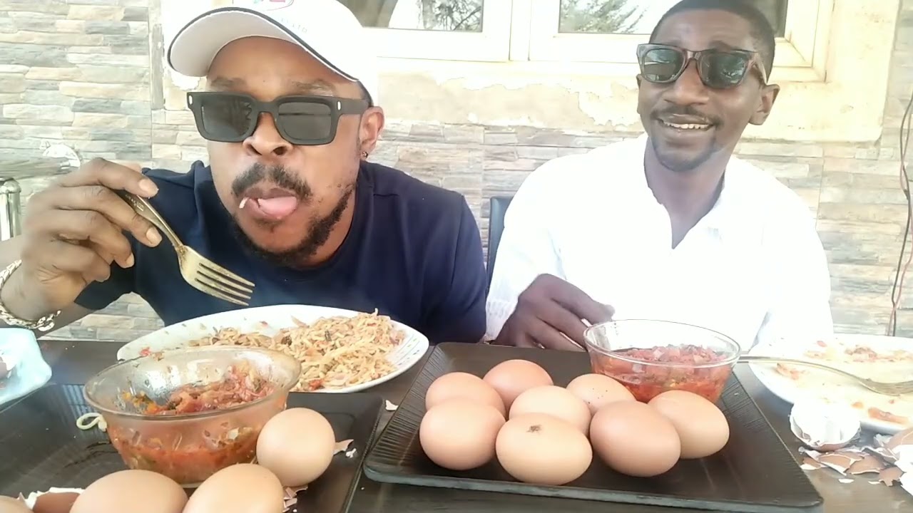 Игра в поедание!!! Столько яиц и лапши! 🍜🥚 Челлендж по поеданию еды с моим другом