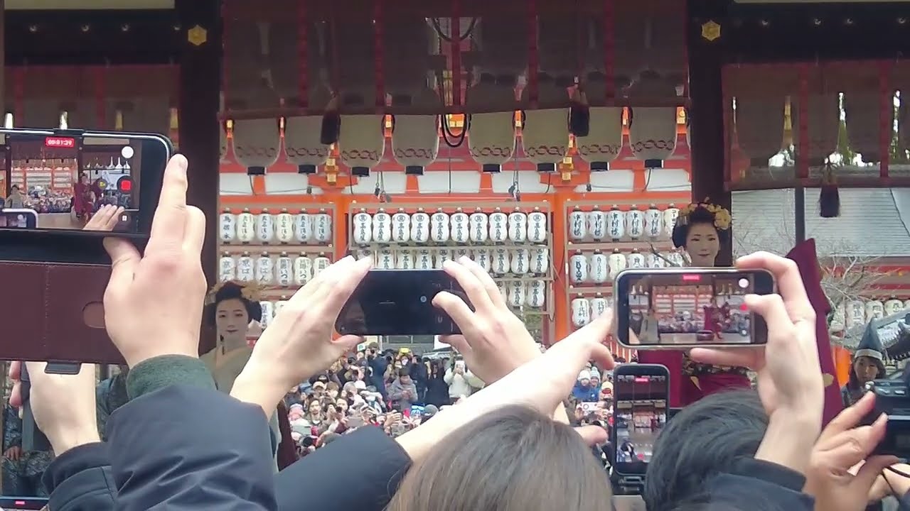 2026年2月2日八阪神社節分祭/先斗町舞妓奉納舞踊🪭世界各国の傍観者寒中、緊張の中でも笑顔が美し過ぎる先斗町のプロの舞。スサノヲノミコトに捧げる。