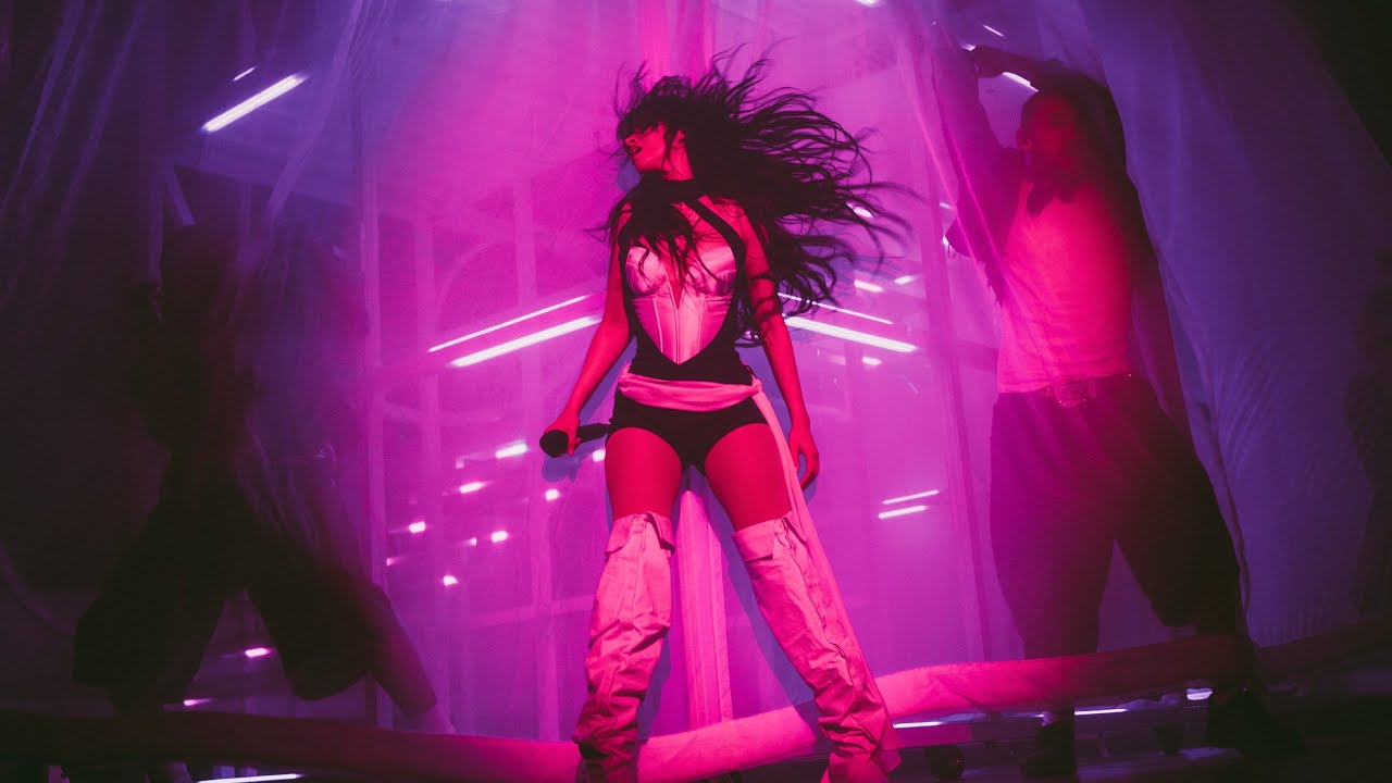 Camila Cabello  en su 2do concierto del Yours C Tour 2025,  Paris, Francia