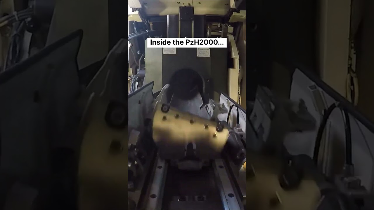 Внутри автомата заряжания PzH2000...
