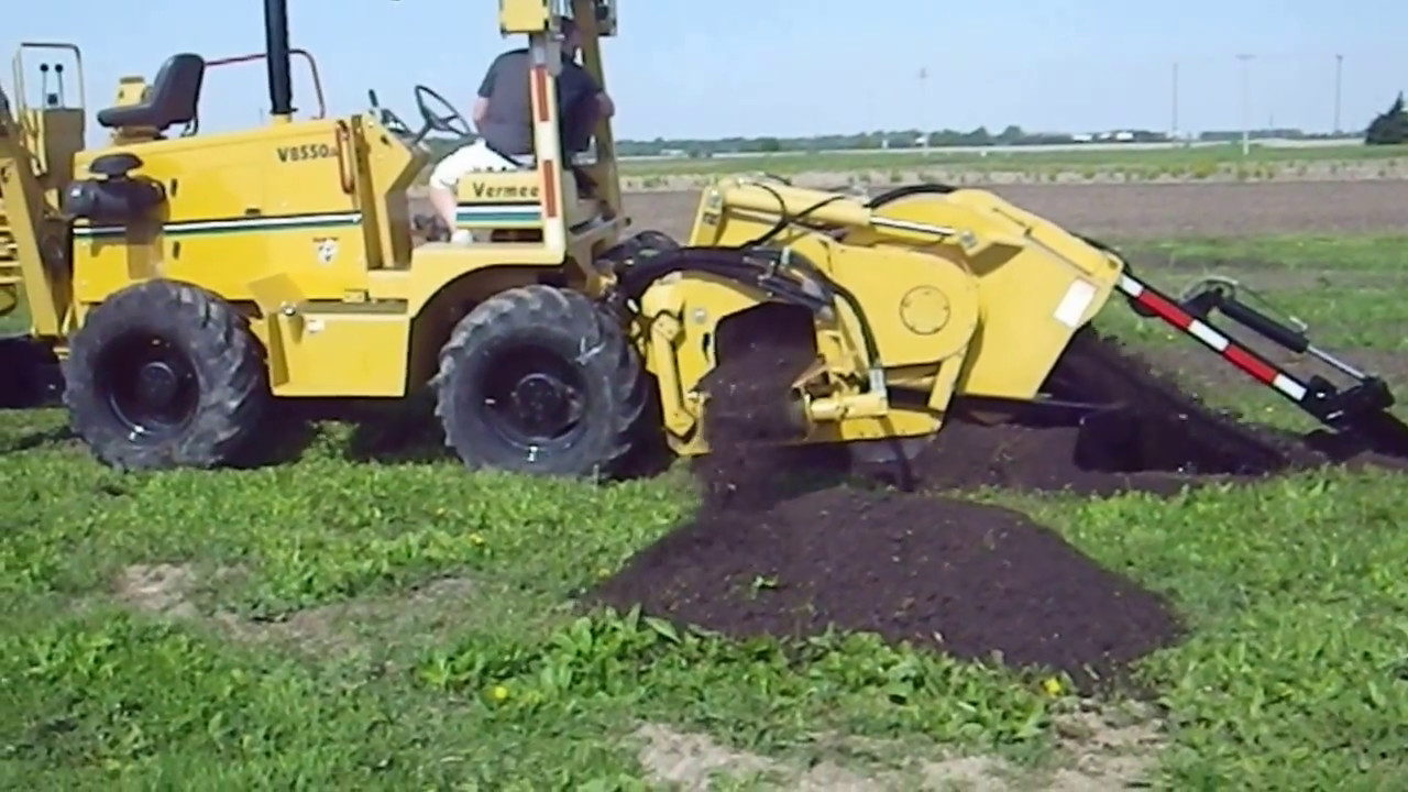 2004 VERMEER 8550A TRENCHER, CONVEYOR, & BACKHOE.