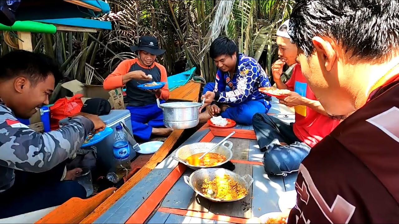Mancing dan makan bareng dengan pemancing dari Kabupaten Ketapang.