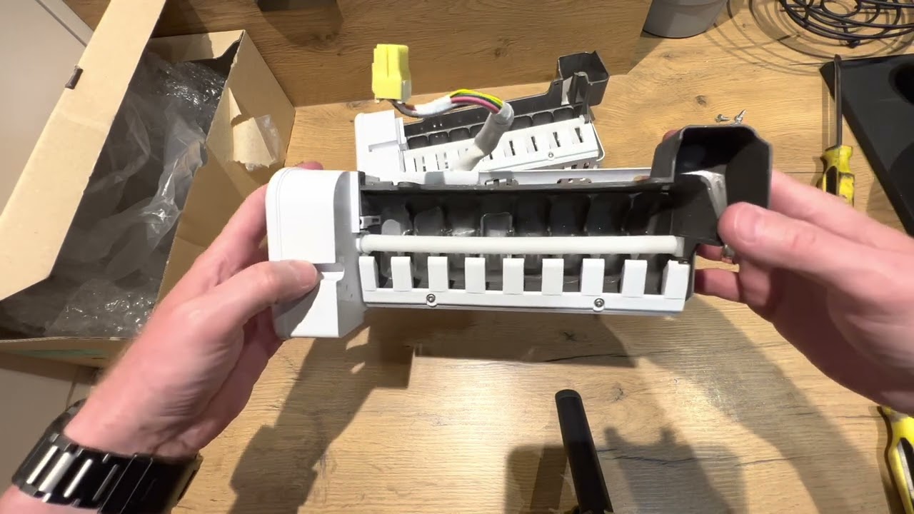 How to replace Ice Maker in the Samsung refrigerator. DA97-13415A-00. Wymiana kostkarki do lodu.