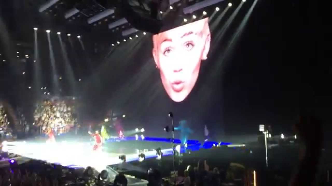 Miley Cyrus - Bangerz Tour Intro + SMS live @ Milan 08.06.2014
