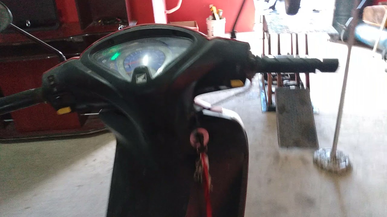 quando da partida na Biz 125 acende a luz amarela