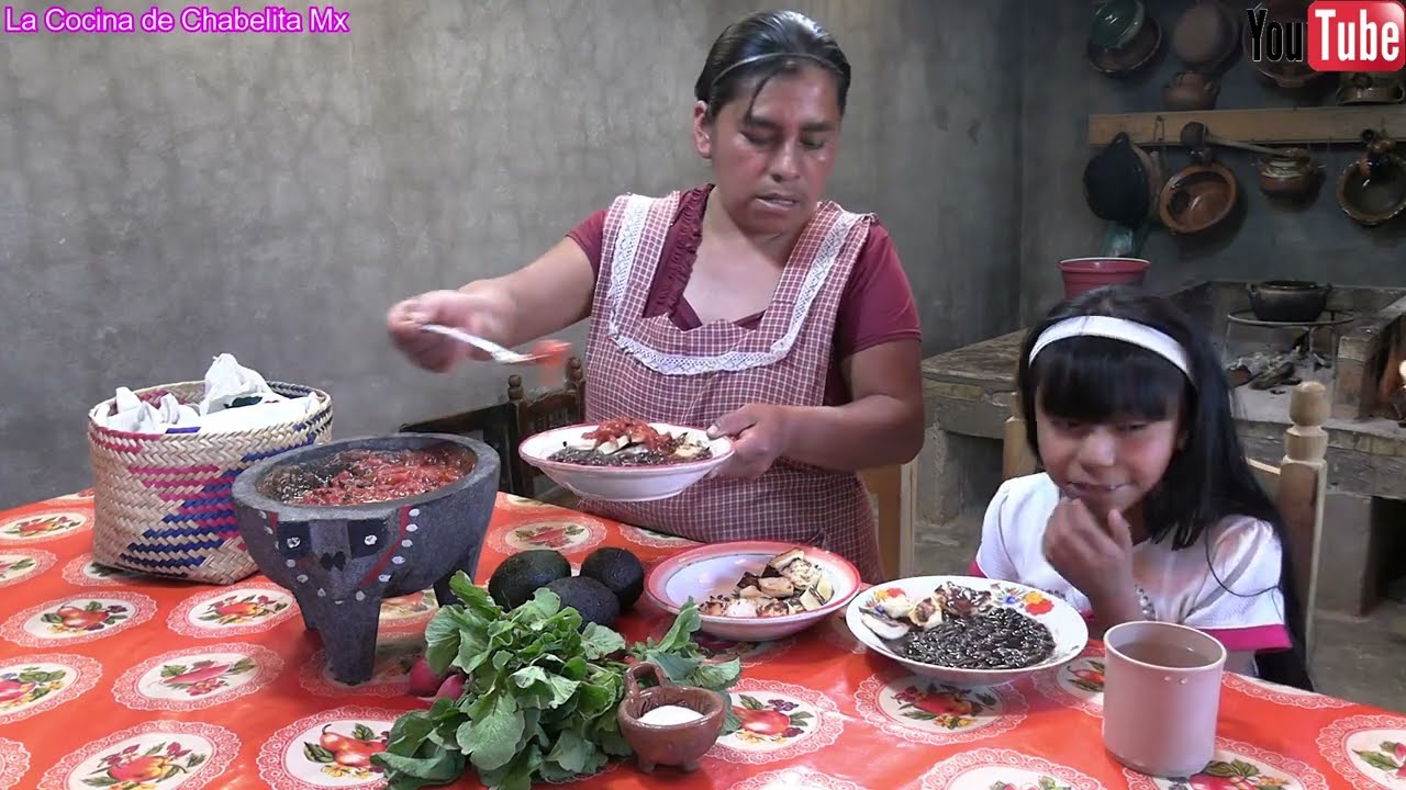 Queso asado en el comal con un rico frijol y salsita de molcajete
