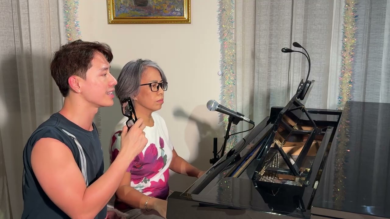 Mẹ đệm đàn tập hát cho con trai 