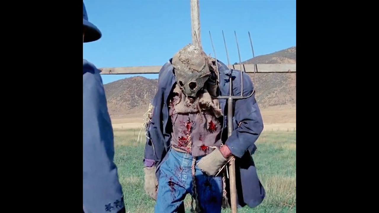 Он переоделся в пугало и был убит хулиганами. #фильм #короткометражки #кино