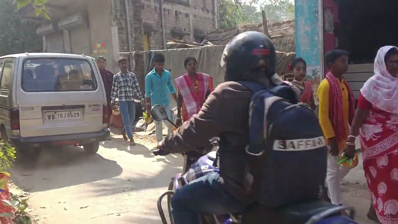 বালিপুর শিব পুজো উপ লক্ষ্যে সারি সারি হয়ে জল ঢালতে যাচ্ছে বন্ধুরা ভিডিওটা শেয়ার করে দাও বন্ধুরা