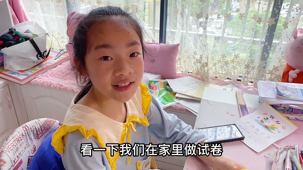 我们停课了，小祎诺在家完成老师布置的作业，一点也不能松懈！