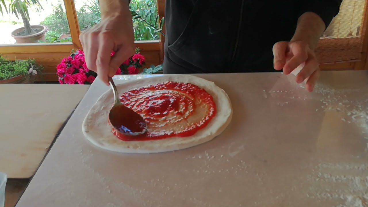 Pizza napoletana - nyújtás és feltétezés