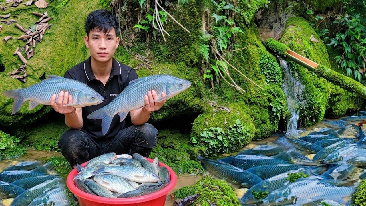 They use rudimentary nets to catch enormous fish and harvest figs to sell. Triệu Văn T&iacute;nh