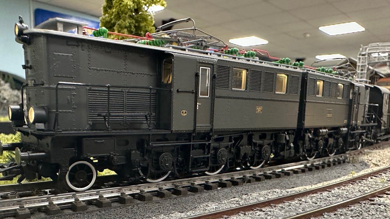 E95 01 DRG mit Kesselwagen 