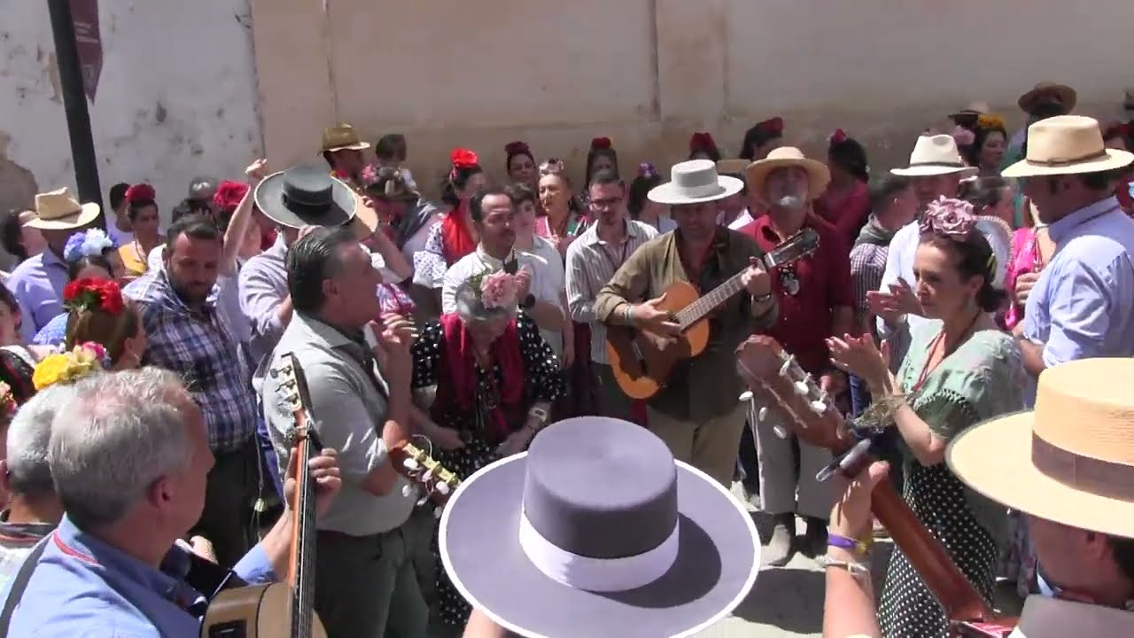 Romeros de Coria del Río cantando en Villamanrique delante de su simpecado 2022